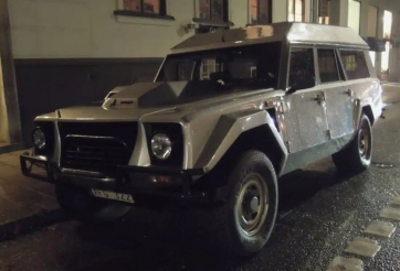 Khổ như 'hàng hiếm' Lamborghini LM002, còn đúng duy nhất một bộ lốp trên thế giới để thay