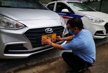 Nhận biết xe dịch vụ, taxi 'hoàn lương' một cách chính xác