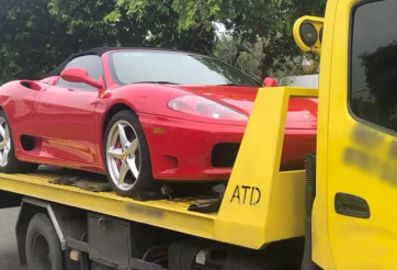 Từng lỡ hẹn với 'Qua' Vũ, siêu xe Ferrari 360 Spider bị bắt gặp trên đường vận chuyển