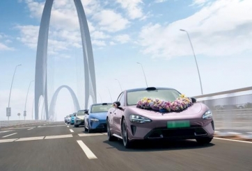 Quá thích xe điện Xiaomi SU7, người đàn ông thuê cả dàn xe đầy đủ màu sắc để đưa dâu