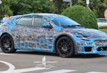 Mẫu xe điện đầu tiên của Ferrari bị bắt gặp với nhiều đường nét giống với Maserati Levante