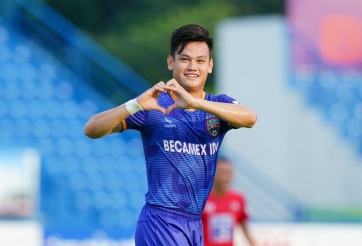 Tuyển thủ ĐT Việt Nam tổ chức kết hôn trên sân bóng của xã