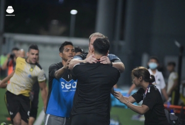 Biến căng tại giải Singapore, HLV lao vào bóp cổ nhau trước mặt khán giả