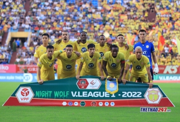 VIDEO: HLV Văn Sỹ trầm ngâm trong ngày CLB Nam Định giành chiến thắng