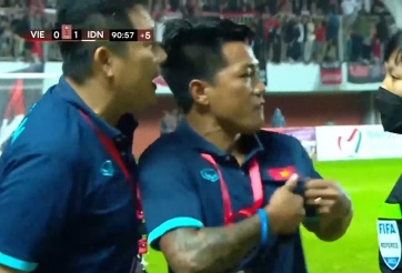 Quang Hải chỉ thẳng tay vào quốc kỳ, hô to Việt Nam