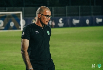 Quang Hải không thi đấu, HLV Pháp 'tấm tắc' khen ngợi tiền vệ Pau FC