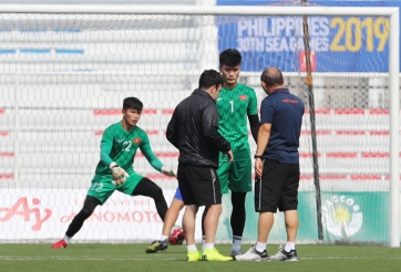 Vô tình đến sân, thủ thành Bùi Tiến Dũng né tránh ĐT Việt Nam