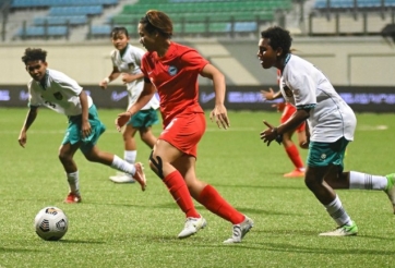 Cầu thủ nữ Indonesia lập siêu phẩm từ giữa sân, đánh bại hàng xóm ĐNÁ