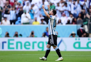 Messi xô đổ thành tích của Ronaldo tại World Cup trong ngày Argentina thua trận