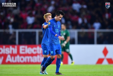 Đội trưởng Theerathon Bunmathan động viên đồng đội sau tấm thẻ đỏ