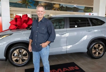 Xe cũ từ đời 2006 bị lũ cuốn trôi, người đàn ông bất ngờ nhận được món quà từ Toyota