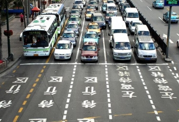 Chính phủ ngừng ưu đãi, các nhà sản xuất ô tô gặp khó tại thị trường tỷ dân