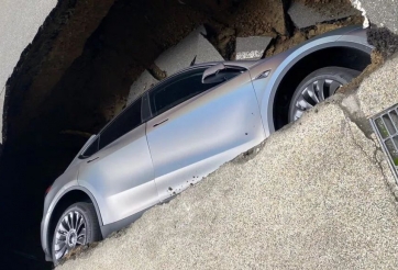 Mẫu xe điện hạng sang Tesla Model Y bất ngờ bị “nuốt chửng” bởi hố tử thần