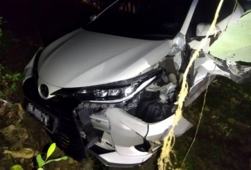 Cậu bé 6 tuổi cầm lái Toyota Vios chở em đi… mua đồ chơi rồi gây tai nạn