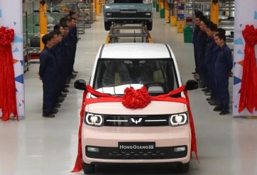 Đang gây sốt tại Việt Nam, Wuling Hongguang Mini EV vẫn hụt hơi trên “sân nhà”