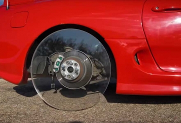 Độc lạ ý tưởng thay thế bánh xe ô tô bằng kính và cái kết gây bất ngờ