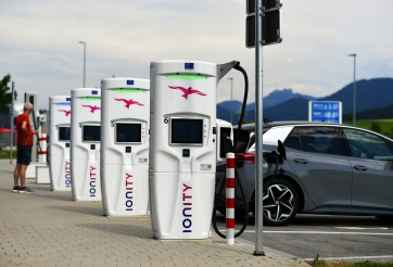 Doanh số xe thuần điện lần đầu vượt qua xe máy dầu tại thủ phủ ô tô thế giới