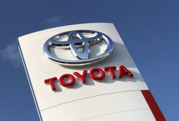 Bất ngờ đại lý Toyota hô biến xe mới thành xe lướt rồi bán theo kiểu ‘bia kèm lạc’