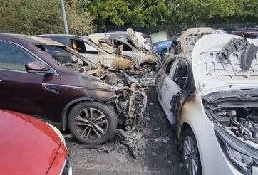 Ô tô điện bất ngờ bốc cháy khi đang đỗ, ‘liên lụy’ tới cả 4 phương tiện cạnh bên