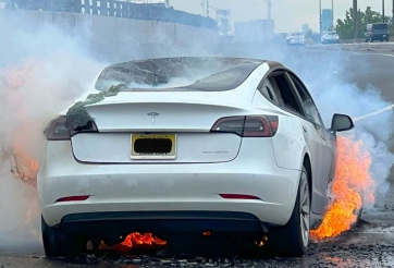 Xe điện Tesla bất ngờ bốc cháy sau khi vấp phải chướng ngại vật trên đường