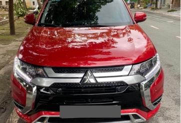 Lăn bánh 1 năm, Mitsubishi Outlander ‘siêu lướt’ rao bán với giá khó tin
