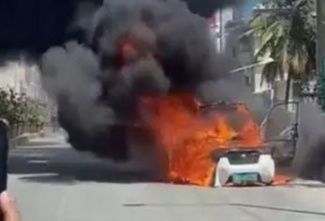 Đang di chuyển trên đường, xe điện ‘bất thình lình’ bốc cháy ngùn ngụt