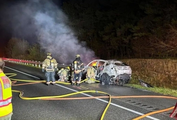 Ô tô điện Tesla bốc cháy sau tai nạn, lính cứu hỏa dùng hơn 10 vạn lít nước mới có thể dập tắt