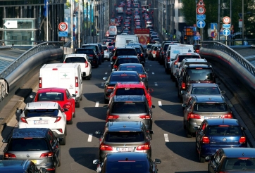 Doanh số ô tô điện sụt giảm, châu Âu đứng trước khả năng hoãn lệnh cấm xe xăng?