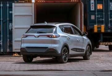 Lộ diện tại cảng Indonesia, bộ đôi xe điện VinFast VF 5 và e34 có gì khác bản nội địa?