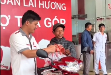 Cái kết ấm lòng sau câu chuyện người đàn ông nghèo lỡ làm vỡ đèn ô tô, kiên quyết ngồi chờ bị bắt đền