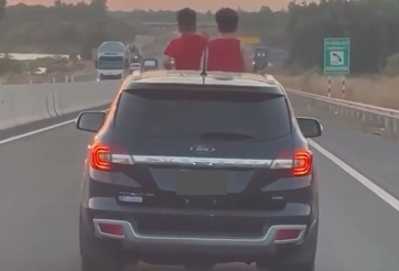 Đồng Nai: Lái xe để trẻ em chui qua cửa sổ trời ‘hóng gió’ dù tốc độ tối đa lên tới 120 km/h