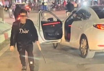 Tài xế ô tô Mazda ‘hổ báo’ cầm dao chém rách lốp xe buýt sẽ bị xử lý như thế nào?