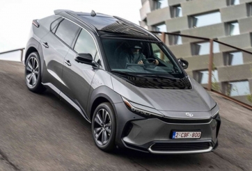 Các hãng ô tô Nhật Bản ‘trước sau như một’ với xe điện bất chấp suy thoái