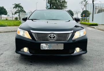 Toyota Camry 10 năm tuổi trượt giá ngang một chiếc Mazda CX-5