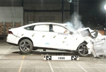 Mẫu xe đối thủ của Toyota Camry đạt điểm tối đa trong bài kiểm tra va chạm