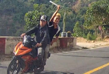 Phẫn nộ với nhóm thanh niên ngổ ngáo dùng mã tấu chém ô tô trên đường