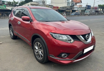Xe 7 chỗ Nissan X-Trail lăn bánh 5 năm trượt giá ngang một chiếc Hyundai Creta
