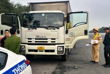 HI HỮU: Bắt giữ nhóm người dừng xe trên làn khẩn cấp cao tốc Hà Nội - Hải Phòng để đánh bạc