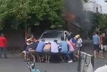 TP.HCM: Ấm lòng trước hành động hàng chục người dân chung sức ‘cứu’ ô tô khỏi đám cháy nhà