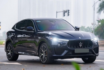 Xe sang Maserati Levante lăn bánh 7 năm trượt giá ngang một chiếc Porsche Macan