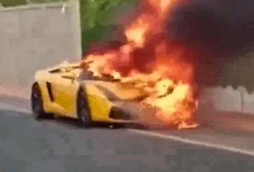 Cả giận mất khôn, nhân viên đại lý châm lửa đốt siêu xe Lamborghini