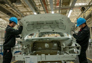 Học tập EU, Mỹ chuẩn bị đeo ‘vòng kim cô’ với ô tô điện Trung Quốc