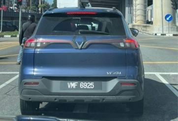 Xe điện VinFast VF e34 lăn bánh trên đường phố Malaysia