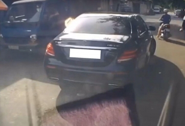 Tài xế xe sang đỗ phương tiện giữa đường để đi chợ gây phẫn nộ