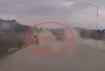 Bức xúc với tài xế ô tô phóng nhanh, tạt nước xối xả vào xe máy