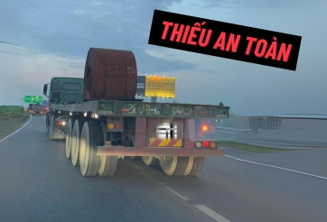 Phẫn nộ với những chiếc xe chở cuộn tôn chằng buộc lỏng lẻo trên cao tốc