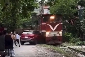 Chủ của ô tô bị tàu hỏa tông nát đầu có thể phải chịu hình thức xử phạt nào?