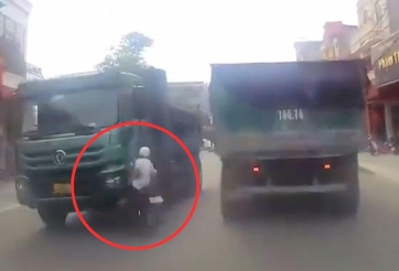 Luồn lách sang làn ngược chiều, người đi xe máy suýt phải nhận cái kết ‘đắng’