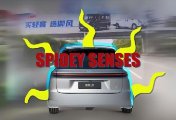 Hi hữu: SUV Trung Quốc gây tai nạn vì bị biển quảng cáo 'đánh lừa'