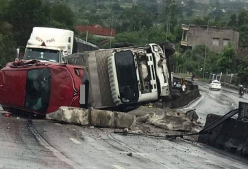 Phú Yên: Hiện trường tai nạn lật xe liên hoàn trên quốc lộ 1 gây ùn tắc kéo dài